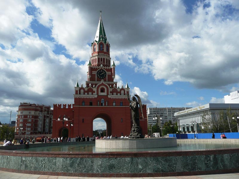 Копия одной из башен главного кремля страны. Башня, как и оригинал, имеет курант