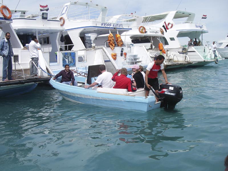 На таких яхтах в Египте возят на морские экскурсии и прогулки