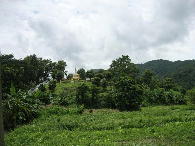 Храм вдалеке на горе
