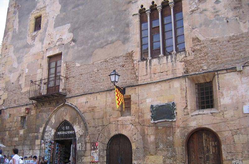 Таррагона. Здания ХIII века с сувенирными лавками и тавернами
