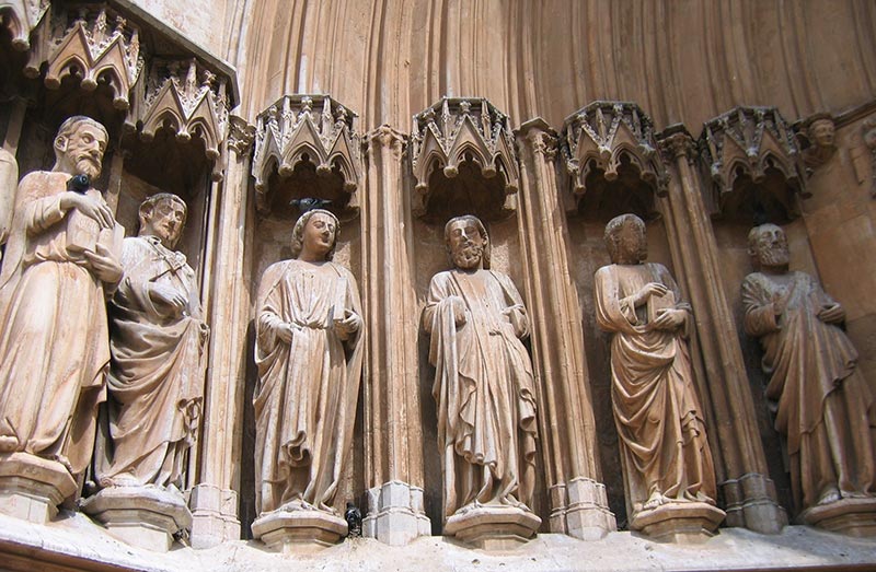 Таррагона. Скульптуры портала собора