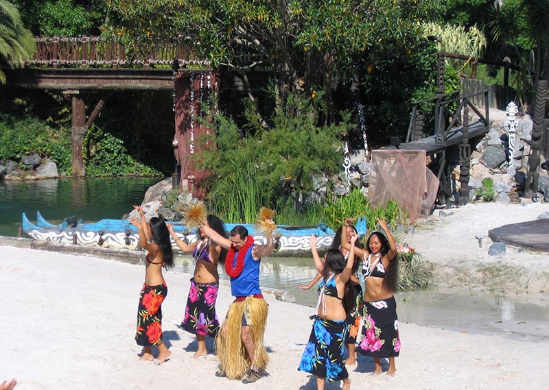 Порт-Авентура. Танцы в зоне Полинезии