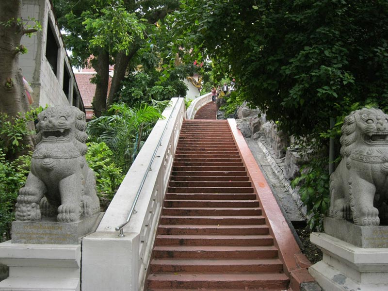Лестница на вершину горы к храму