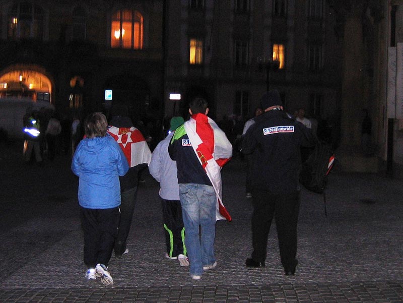 Болельщики Её Величества на вечерних улицах Праги