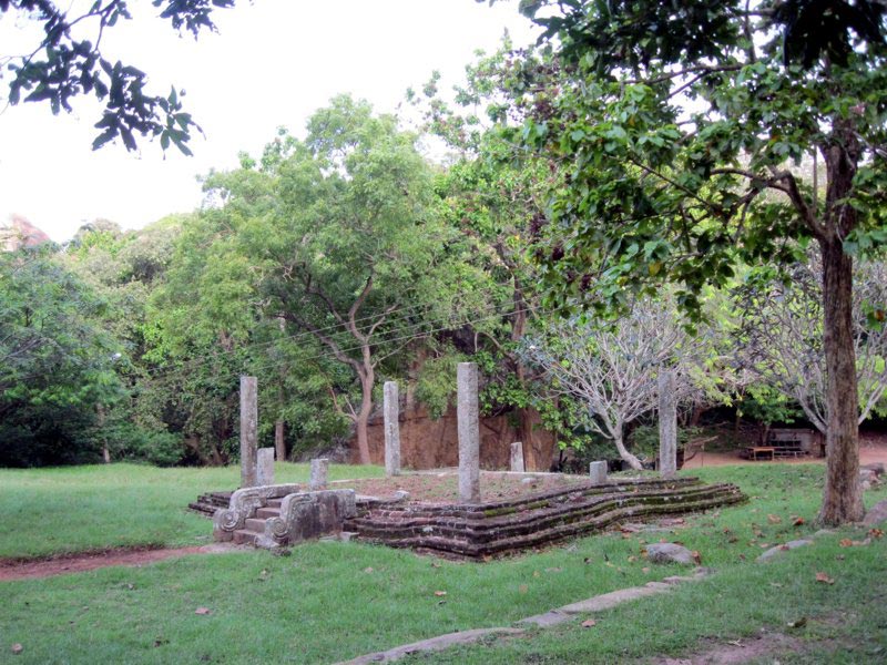 Руины перед Сингха Покуна