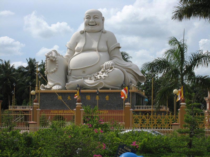 Счастливый Будда рад приветствовать всех гостей Вьетнама